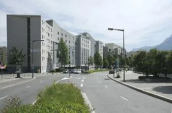 Sejours & Affaires Marie Curie 2*