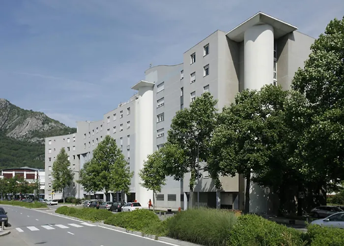 Sejours & Affaires Marie Curie 2*