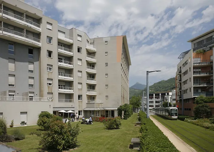 Sejours & Affaires Marie Curie Lejlighedshotel 2*