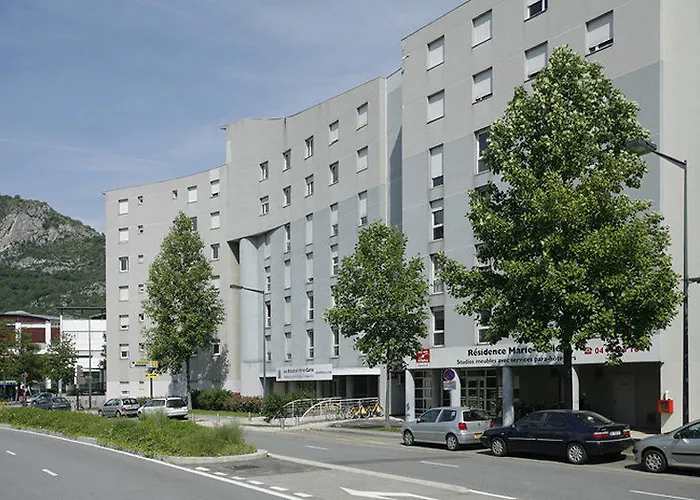 Sejours & Affaires Marie Curie Apart Otel 2*